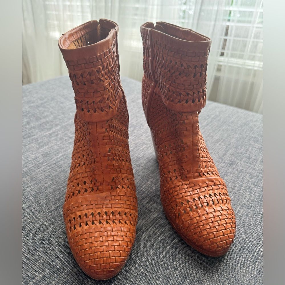 Rag&Bone Leather Newbury Bootie
Boot Tan/Lt.Brown Size 39 - Picture 6 of 16